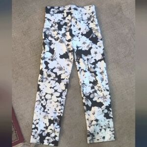 Avenue Montaigne Pants Size 2, Black/White Floral Print